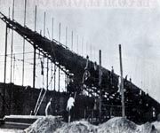 Construcción tribuna de calle Arias